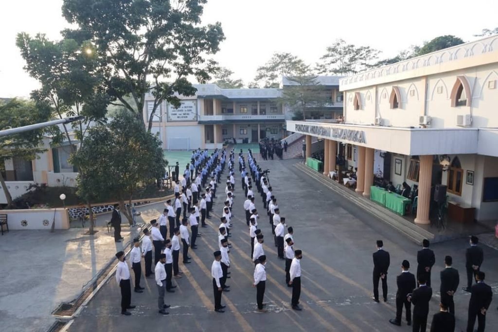 Tazakka Renovasi Paving Halaman Masjid Az-Zaky