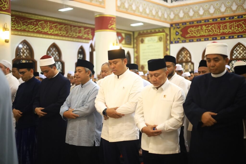 Menko Pangan dan Wamentan RI Ikuti Shalat Tarawih di Tazakka