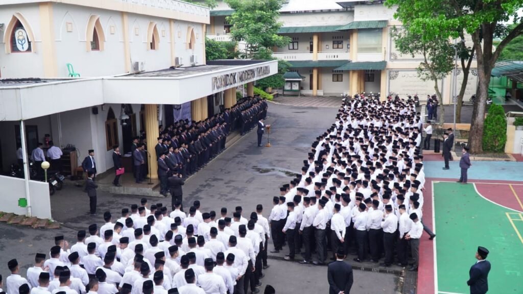 PERAN SANTRI MENUJU INDONESIA MAJU