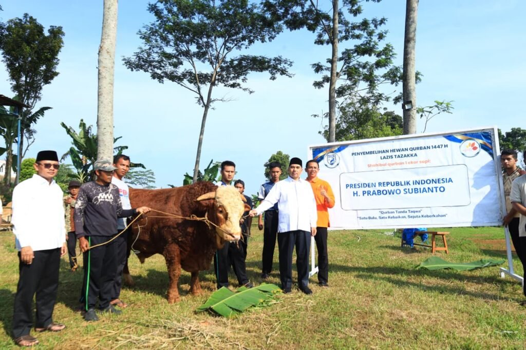 PRESIDEN RI DAN SESKAB RI SALURKAN HEWAN QURBAN KE PM. TAZAKKA