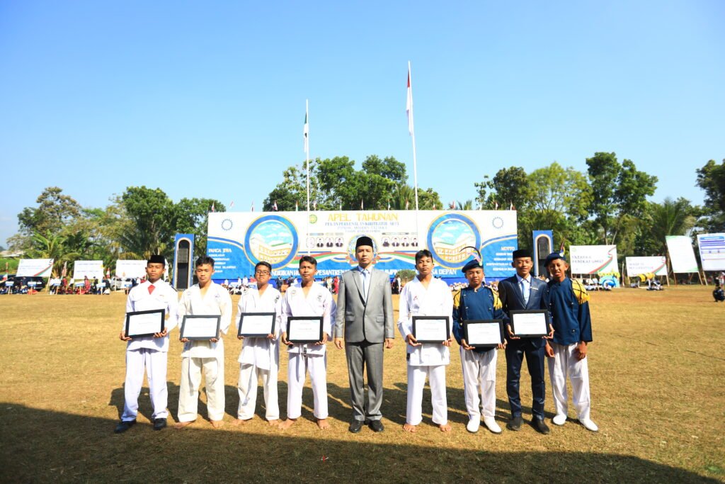 Santri Berprestasi di Kejuaraan Nasional Olahraga Terima Penghargaan pada Apel Tahunan 2026