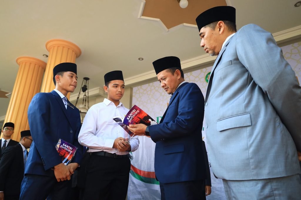 Kado Istimewa Hari Santri, Al-Misbah Tazakka Lahirkan Buku Santri Berbicara